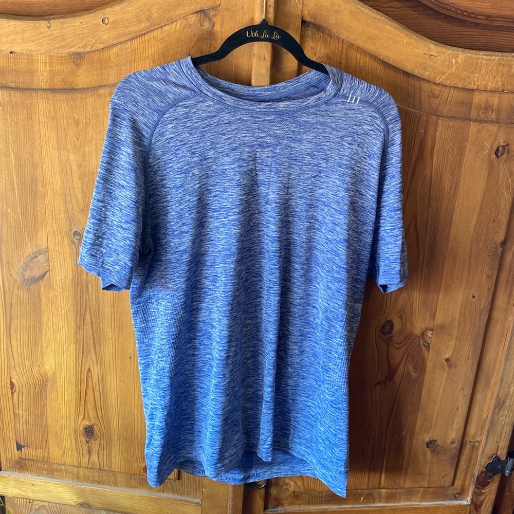 Lululemon Vent Tech Blue and White Short Sleeve T-shirt in Good Condition.
